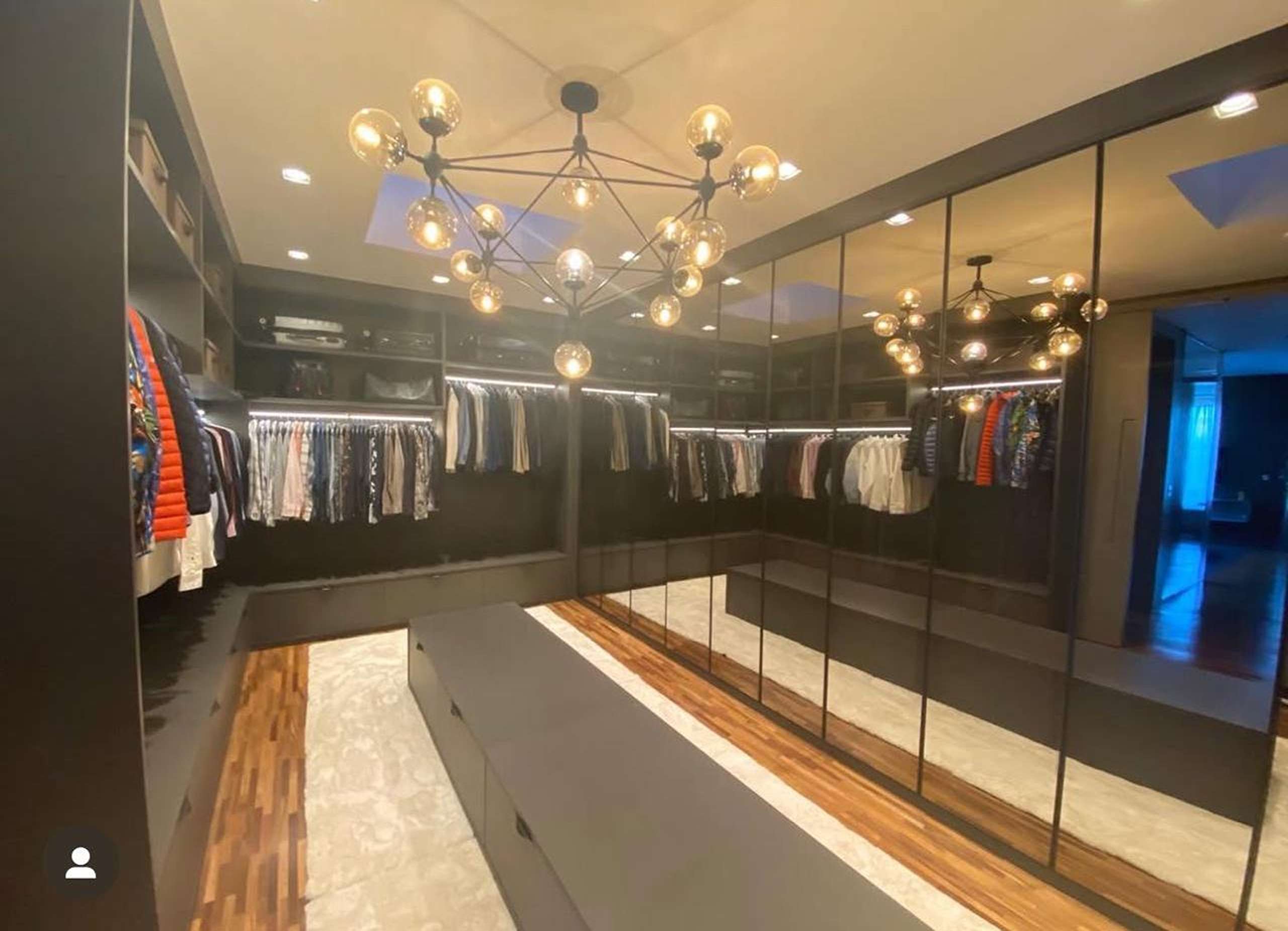 MS-Zappa-Sorocaba-Closet-planejado-com-armarios-espelhados-iluminacao-elegante-e-acabamento-moderno-2