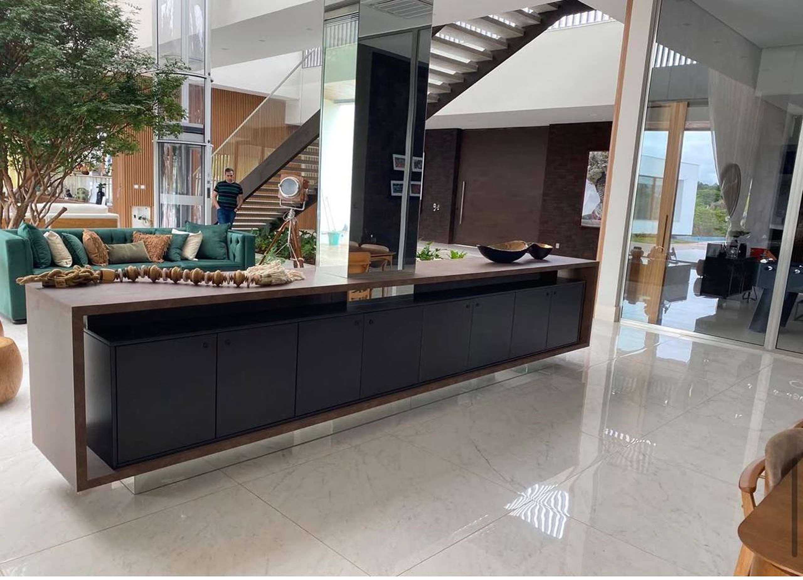 MS-Zappa-Sorocaba-Cozinha-gourmet-com-ilha-central-armarios-modernos-e-integracao-a-area-de-jantar-2
