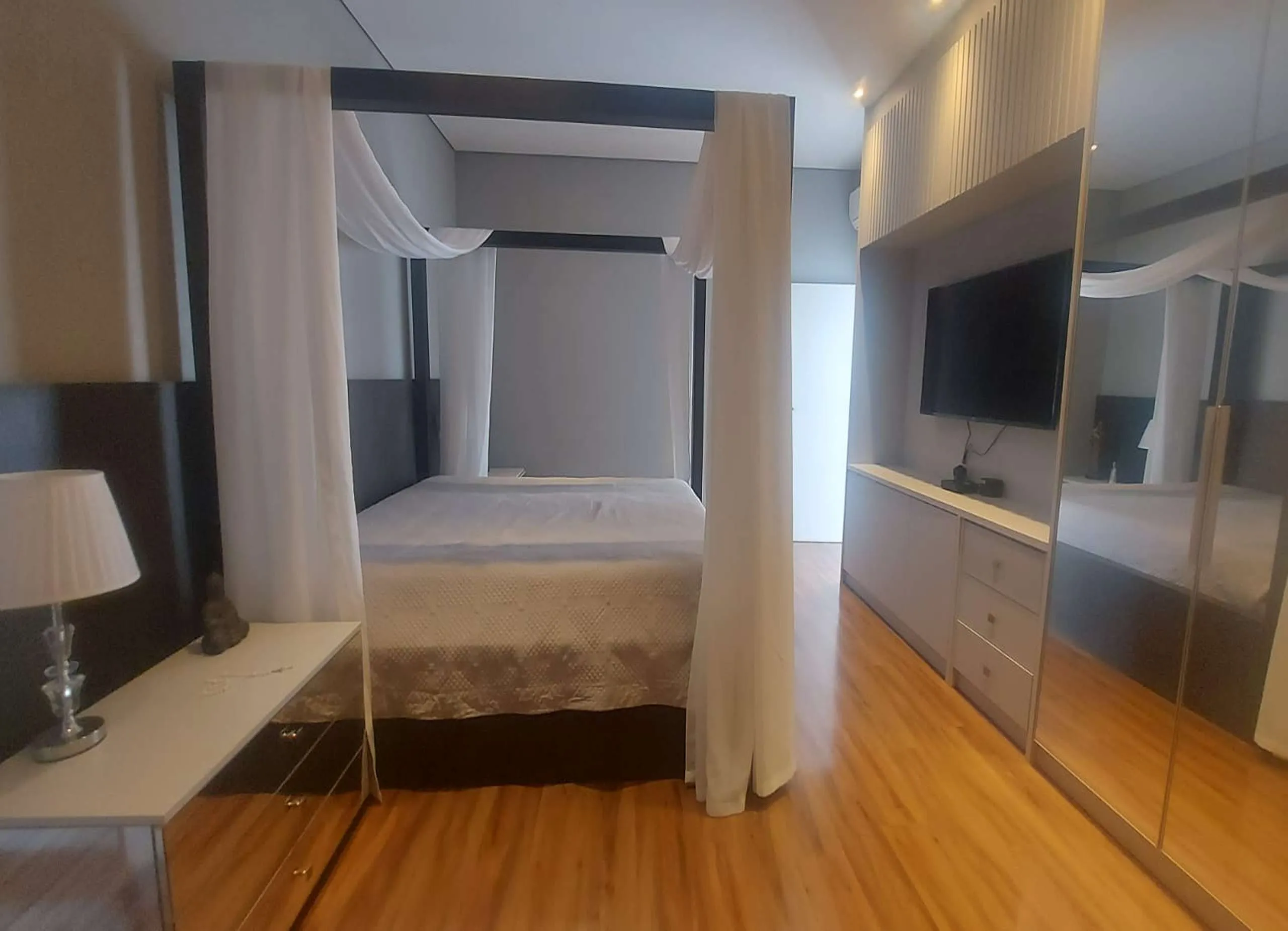 MS-Zappa-Sorocaba-Dormitorio-principal-integrado-ao-closet-espelhado-luxuoso