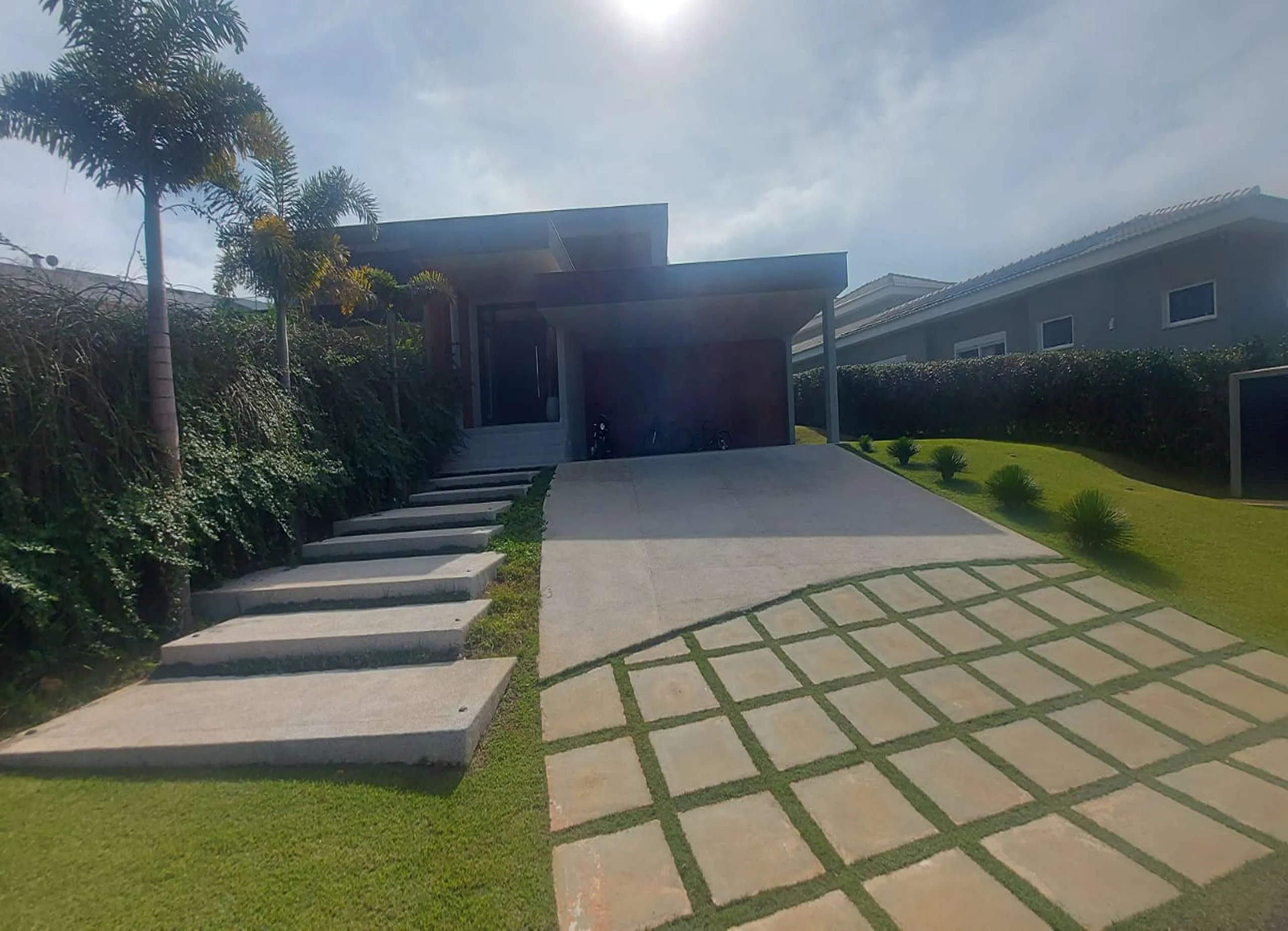 MS-Zappa-Sorocaba-Entrada-com-paisagismo-tropical-e-acesso-exclusivo-a-residencia