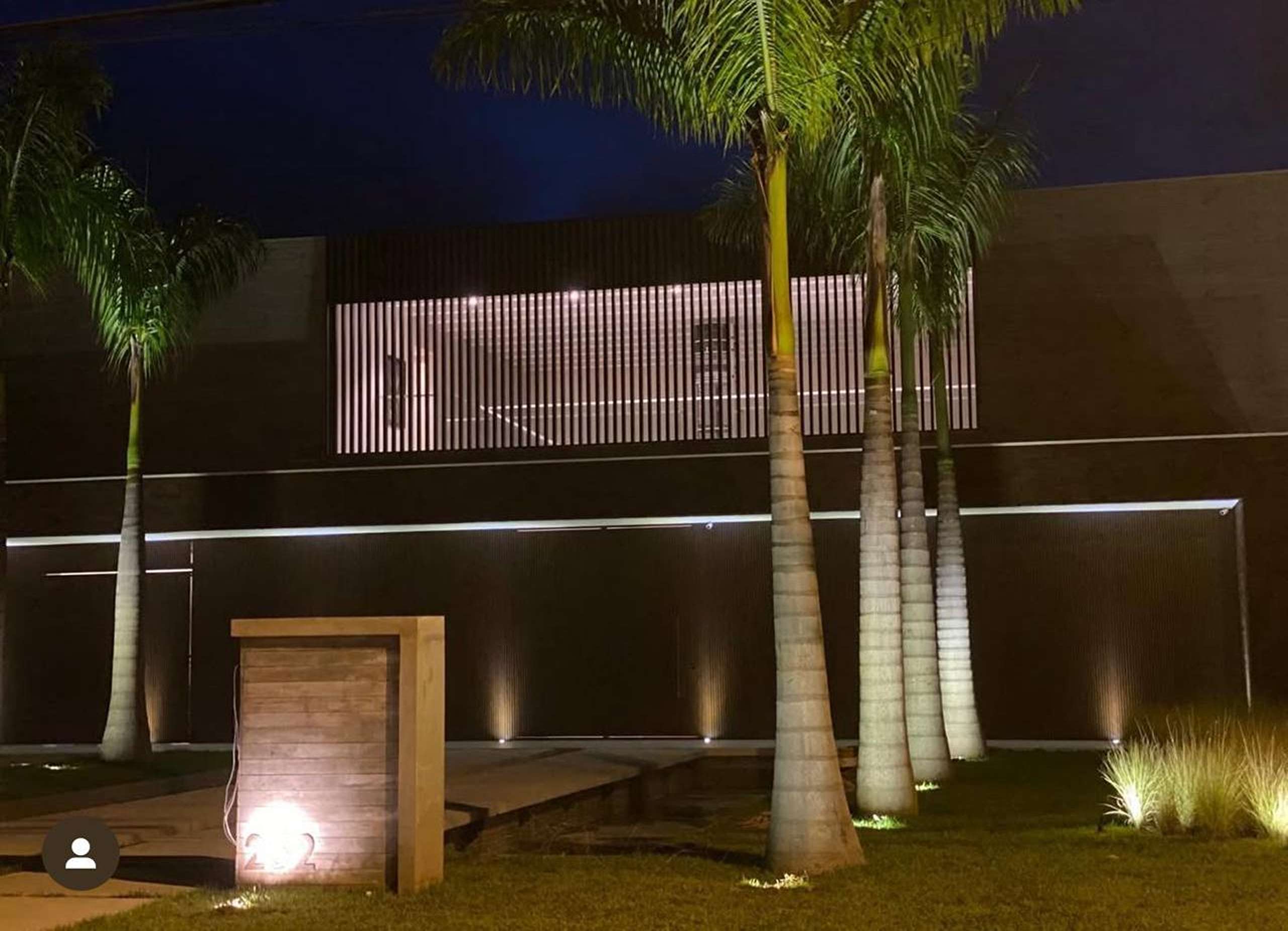 MS-Zappa-Sorocaba-Fachada-e-palmeiras-iluminadas-2