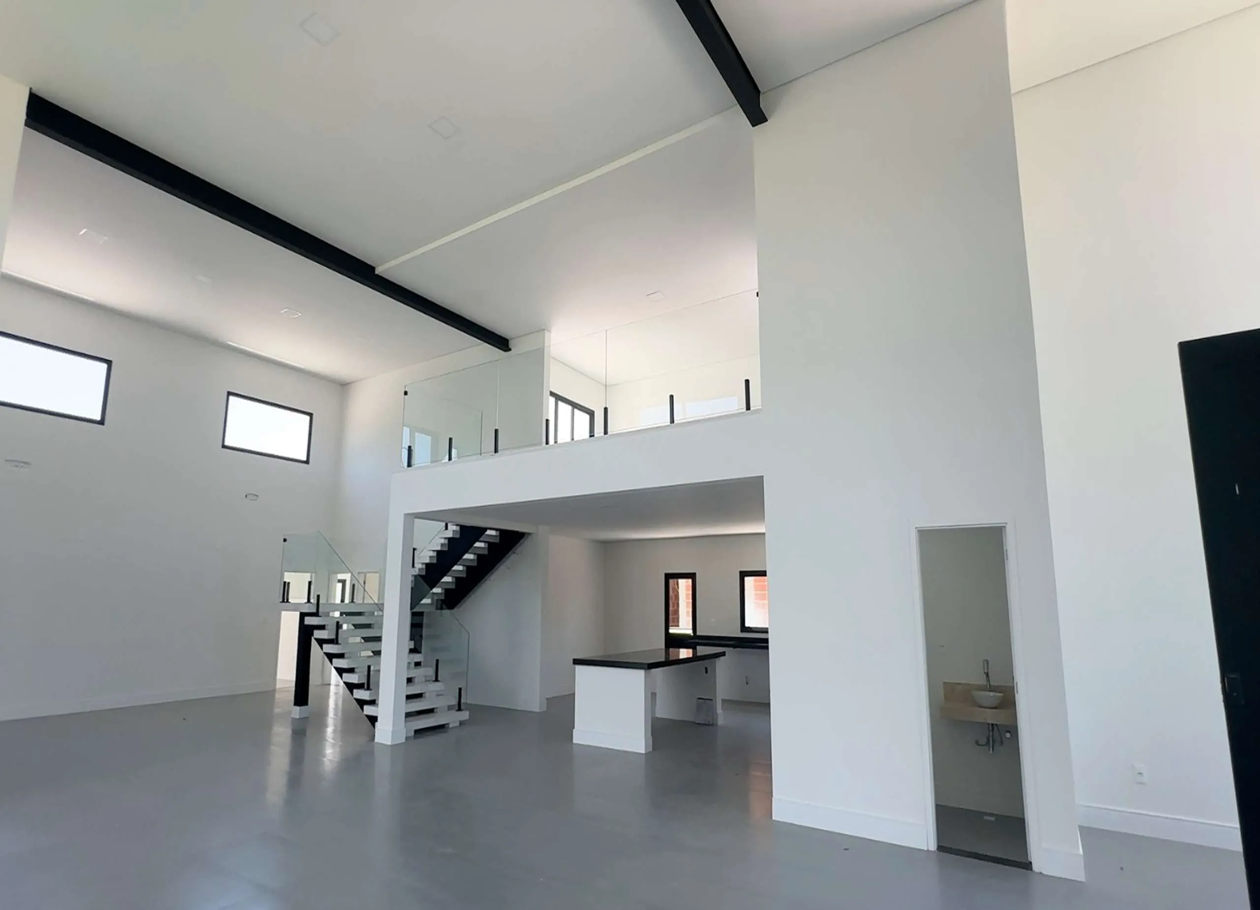 MS-Zappa-Sorocaba-Fachada-lateral-arquitetura-arrojada-e-garagem-coberta