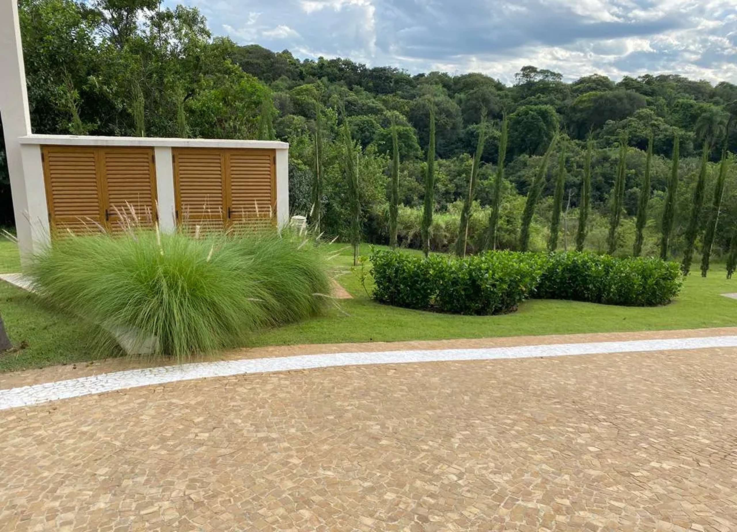 MS-Zappa-Sorocaba-Fachada-lateral-cercada-por-plantas-exoticas-estilo-e-integracao._9_9
