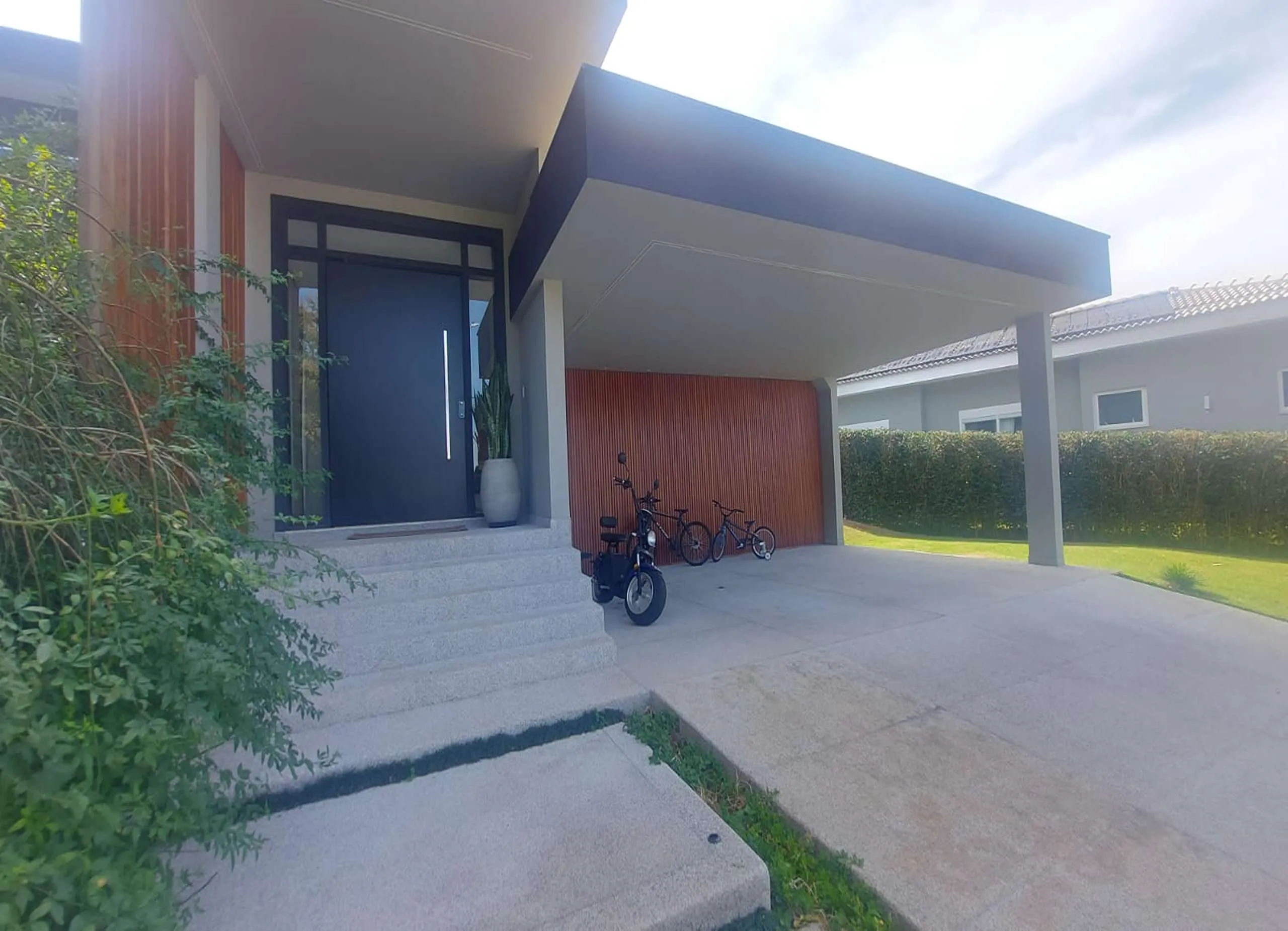 MS-Zappa-Sorocaba-Fachada-moderna-garagem-coberta-e-entrada-imponente-1