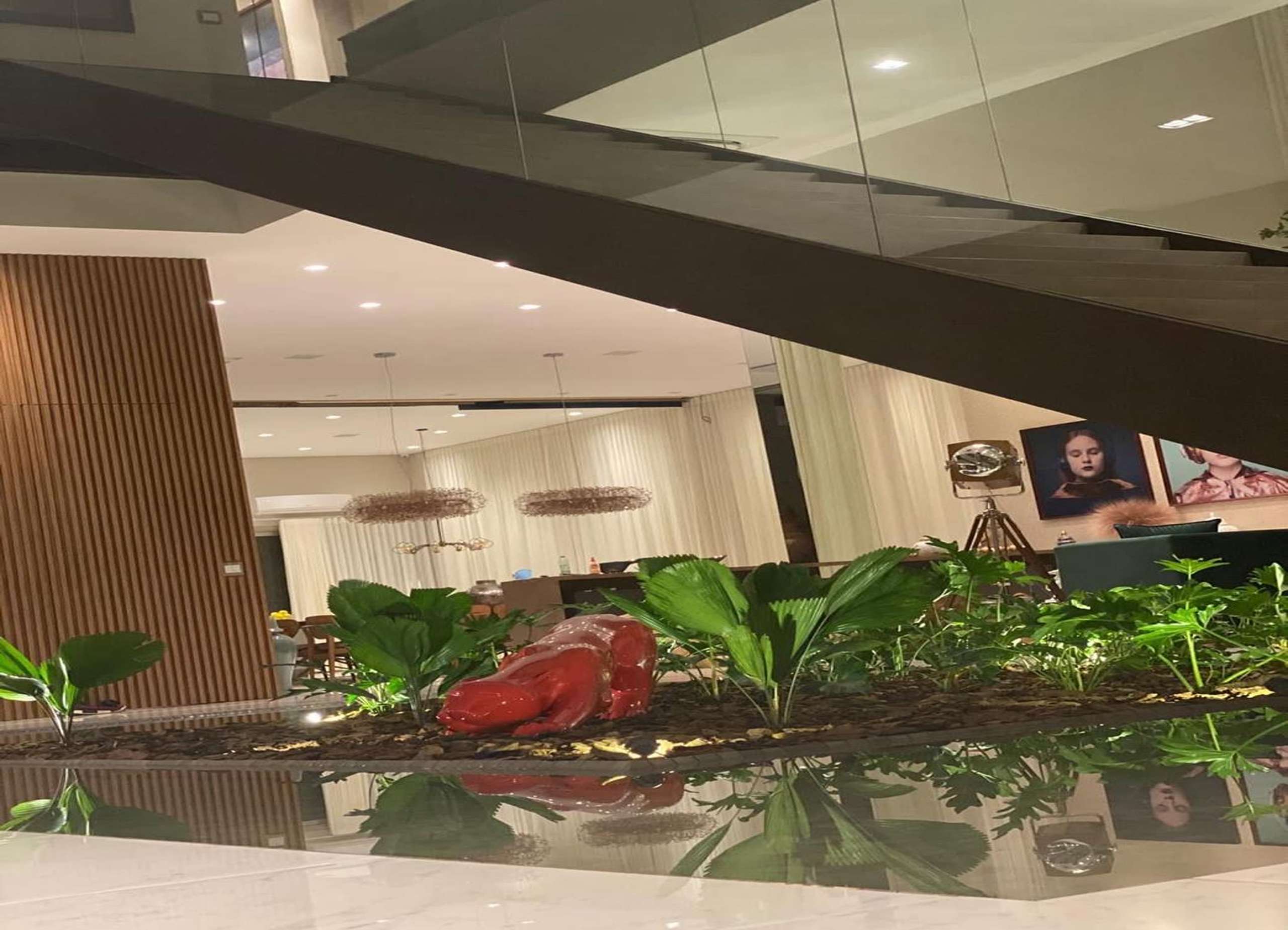 MS-Zappa-Sorocaba-Hall-elegante-com-escada-suspensa-jardim-interno-e-obra-de-arte-vermelha-expressando-luxo-e-moder-1