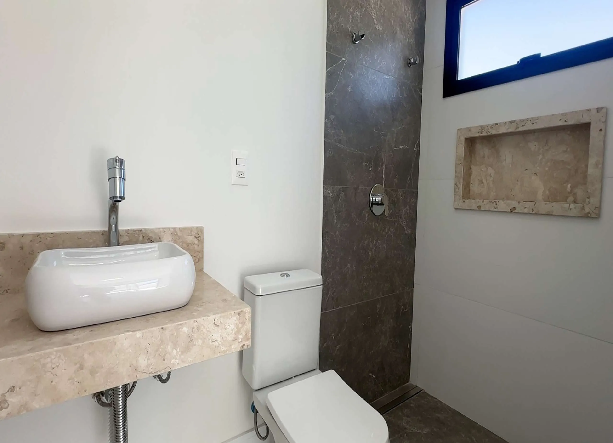 MS-Zappa-Sorocaba-Lavabo-elegante-detalhes-em-marmore-e-iluminacao-natural