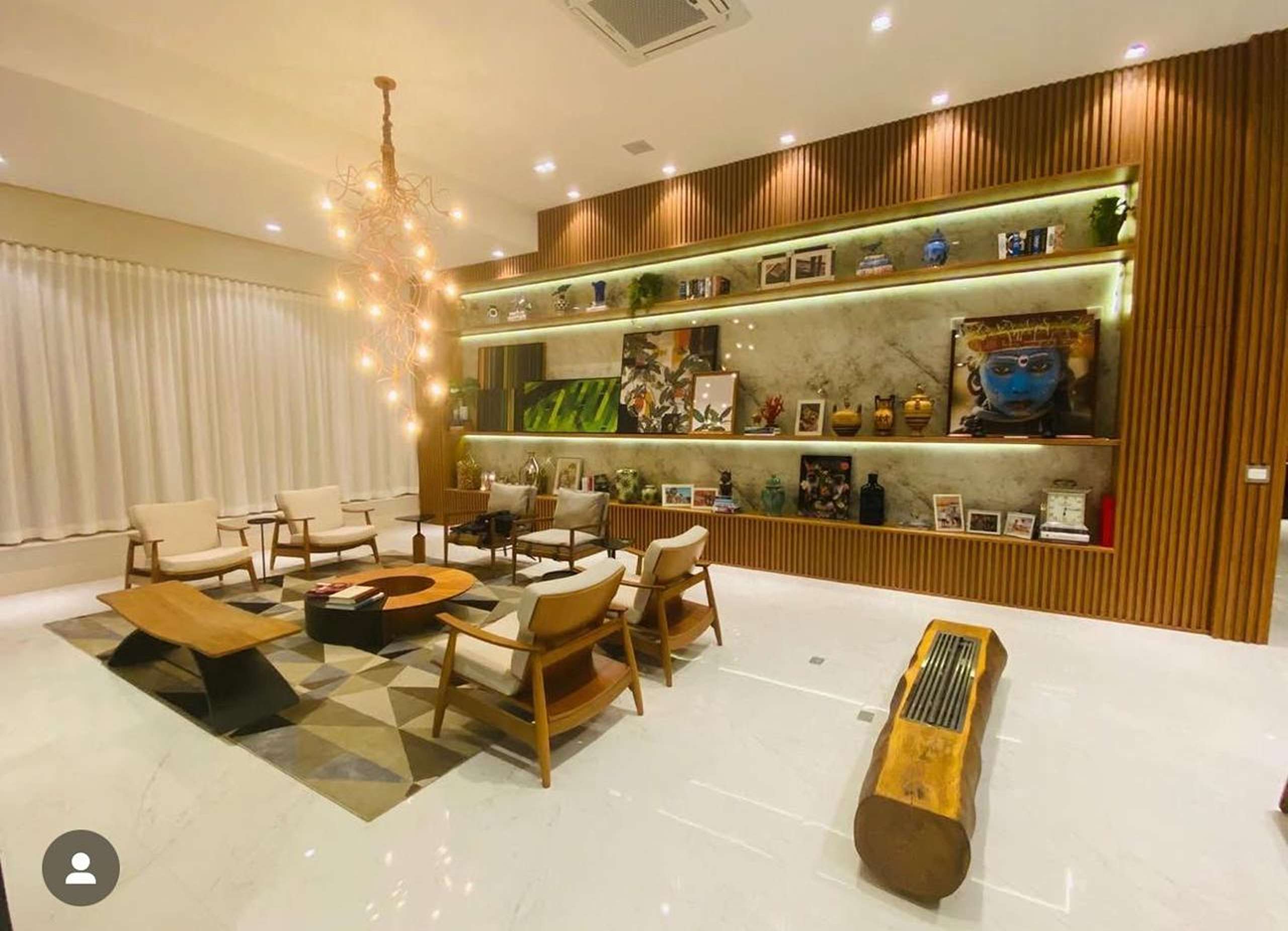 MS-Zappa-Sorocaba-Living-amplo-com-iluminacao-sutil-moveis-confortaveis-e-prateleiras-com-objetos-artisticos-1