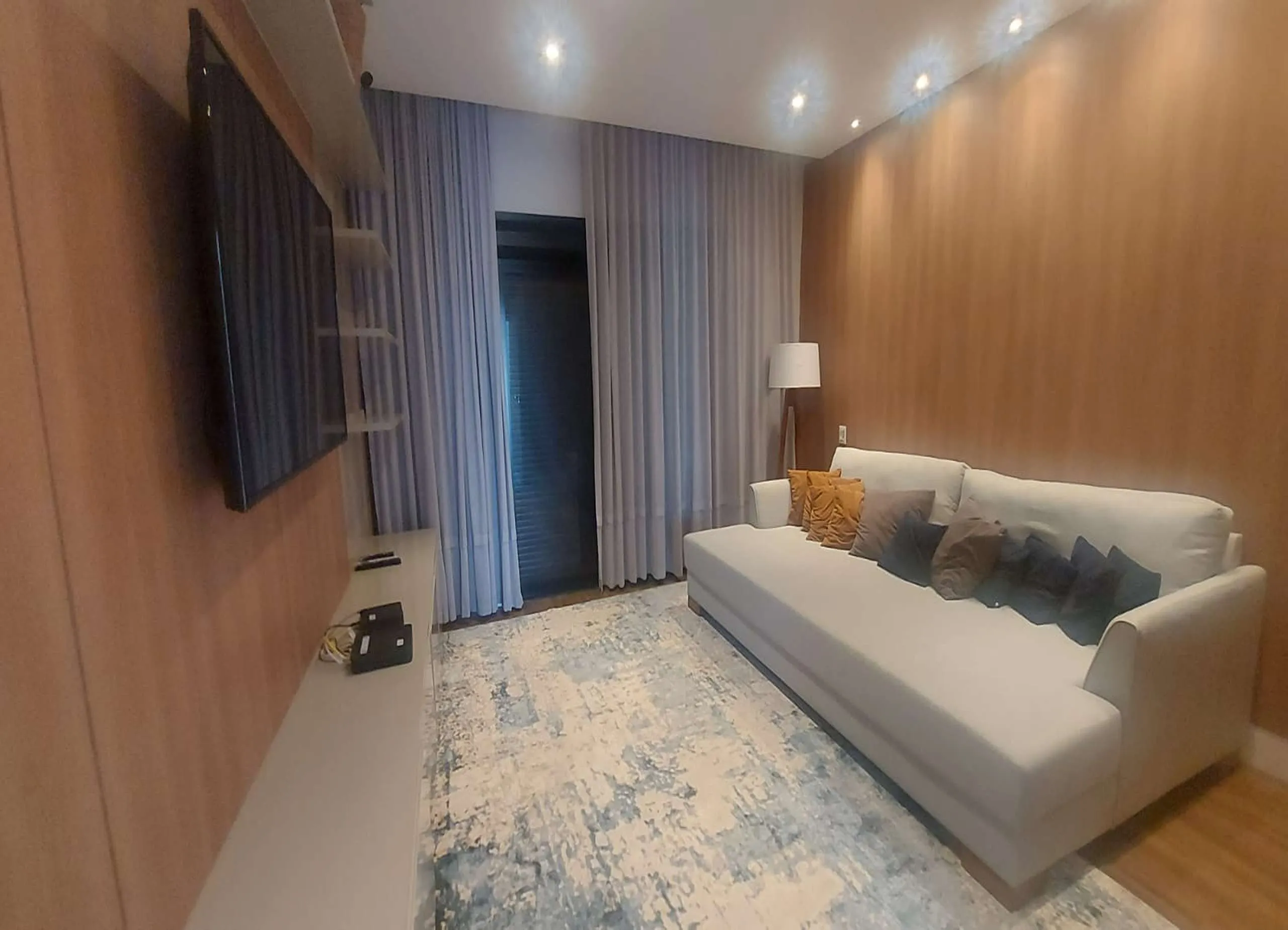 MS-Zappa-Sorocaba-Living-integrado-com-estante-e-decoracao-verde-para-lazer-premium