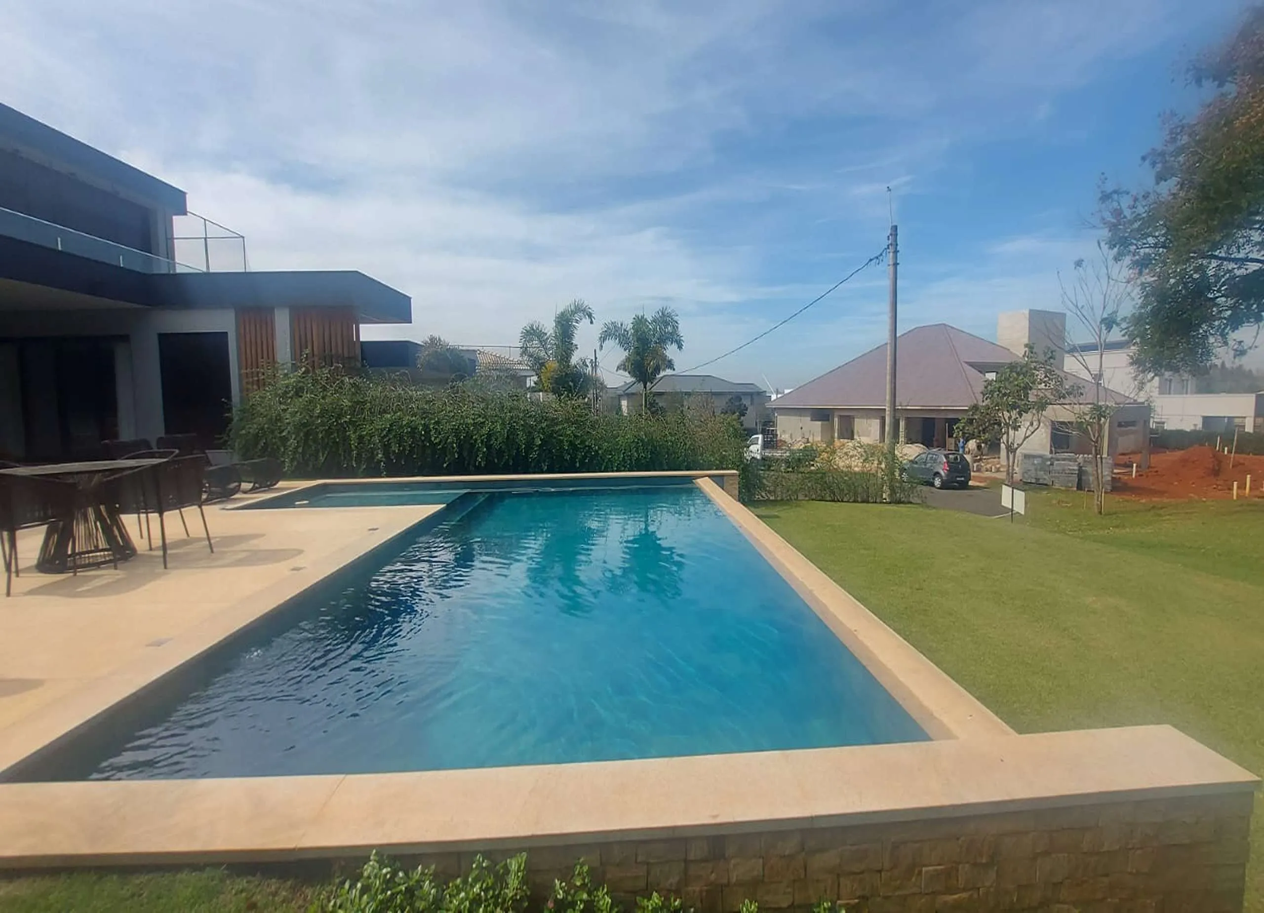 MS-Zappa-Sorocaba-Piscina-com-borda-infinita-em-meio-ao-verde-de-condominio-de-luxo