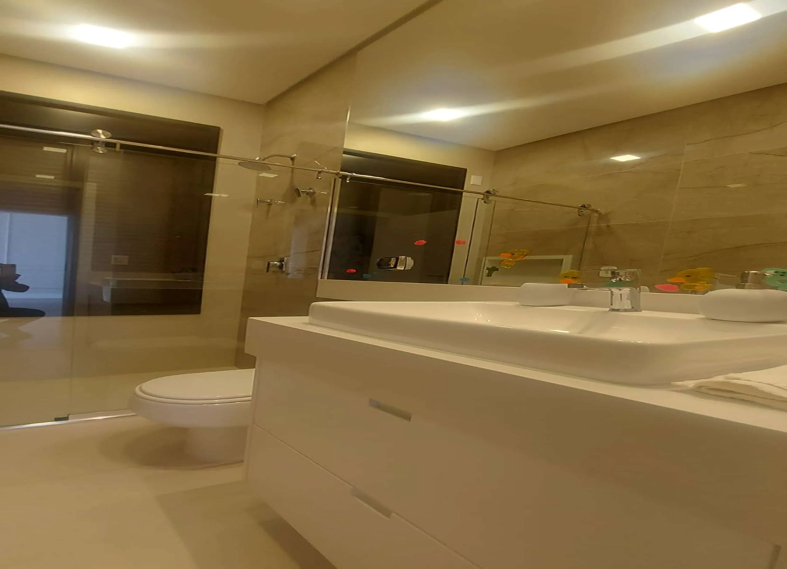 MS-Zappa-Sorocaba-Sala-de-banho-moderna-ducha-dupla-e-acabamento-sofisticado