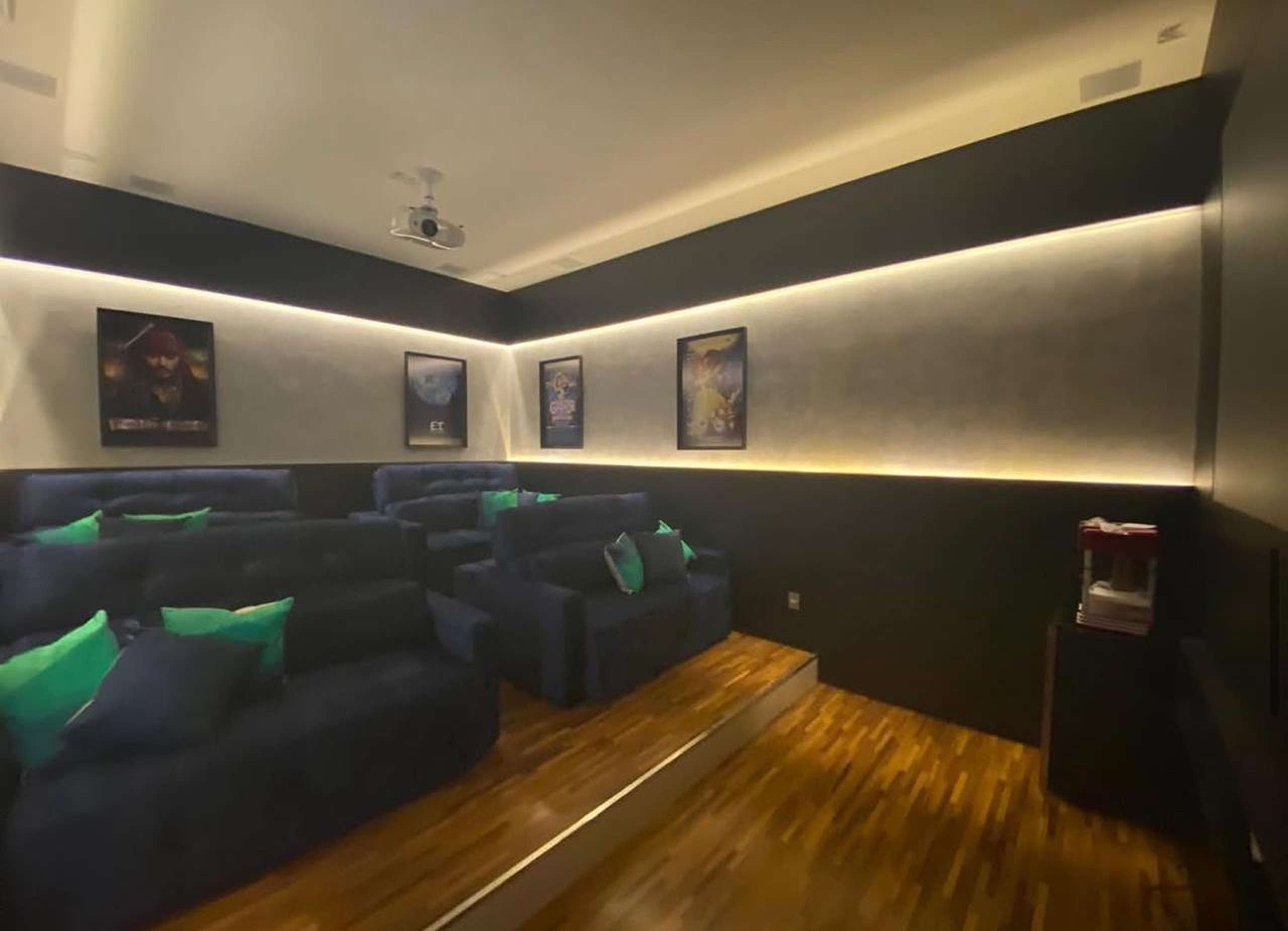 MS-Zappa-Sorocaba-Sala-de-cinema-residencial-com-poltronas-azuis-paredes-escuras-posteres-de-filmes-e-acabamento-1