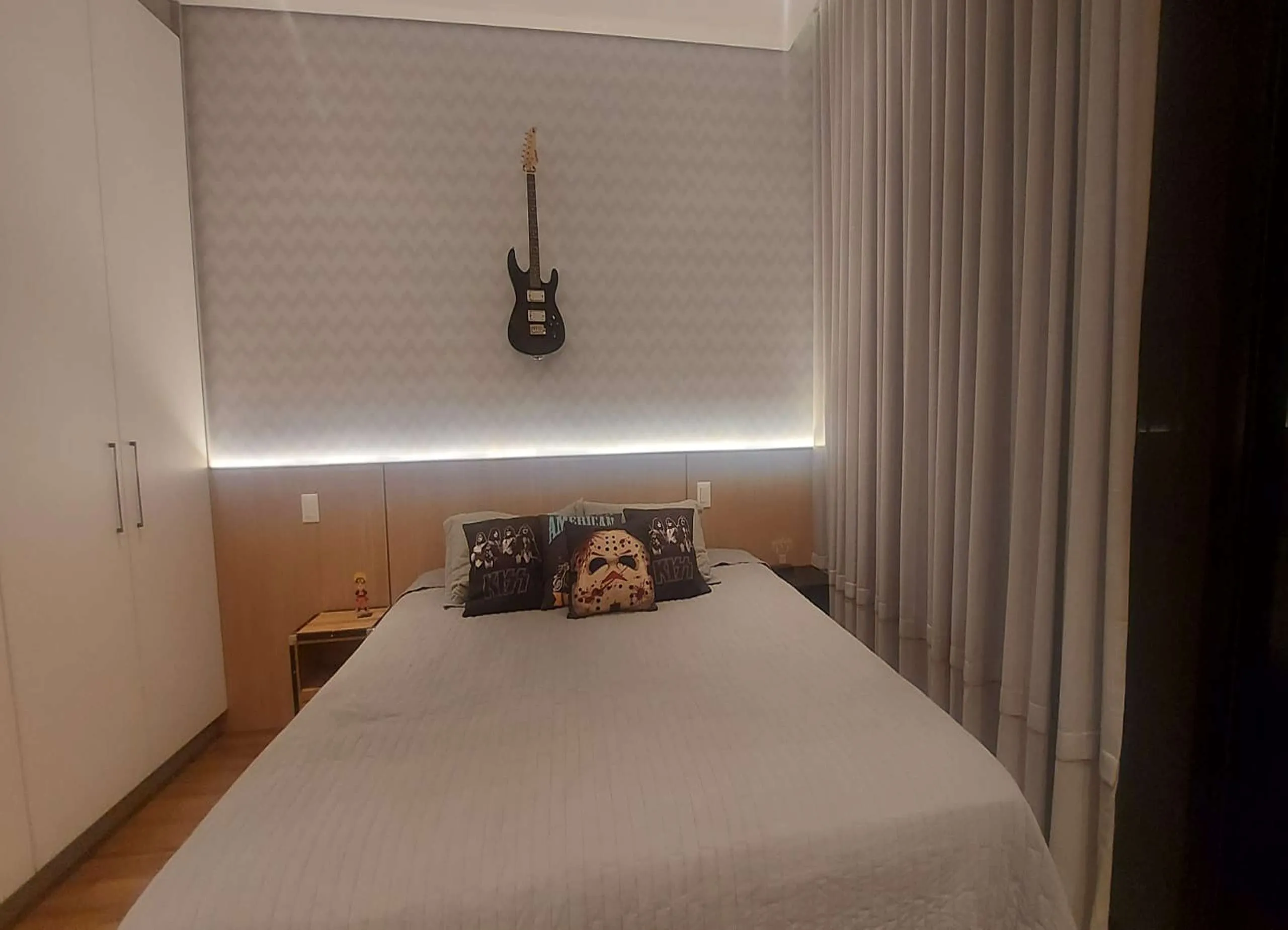 MS-Zappa-Sorocaba-Suite-master-com-cama-imponente-e-closet-espelhado-de-alto-padrao