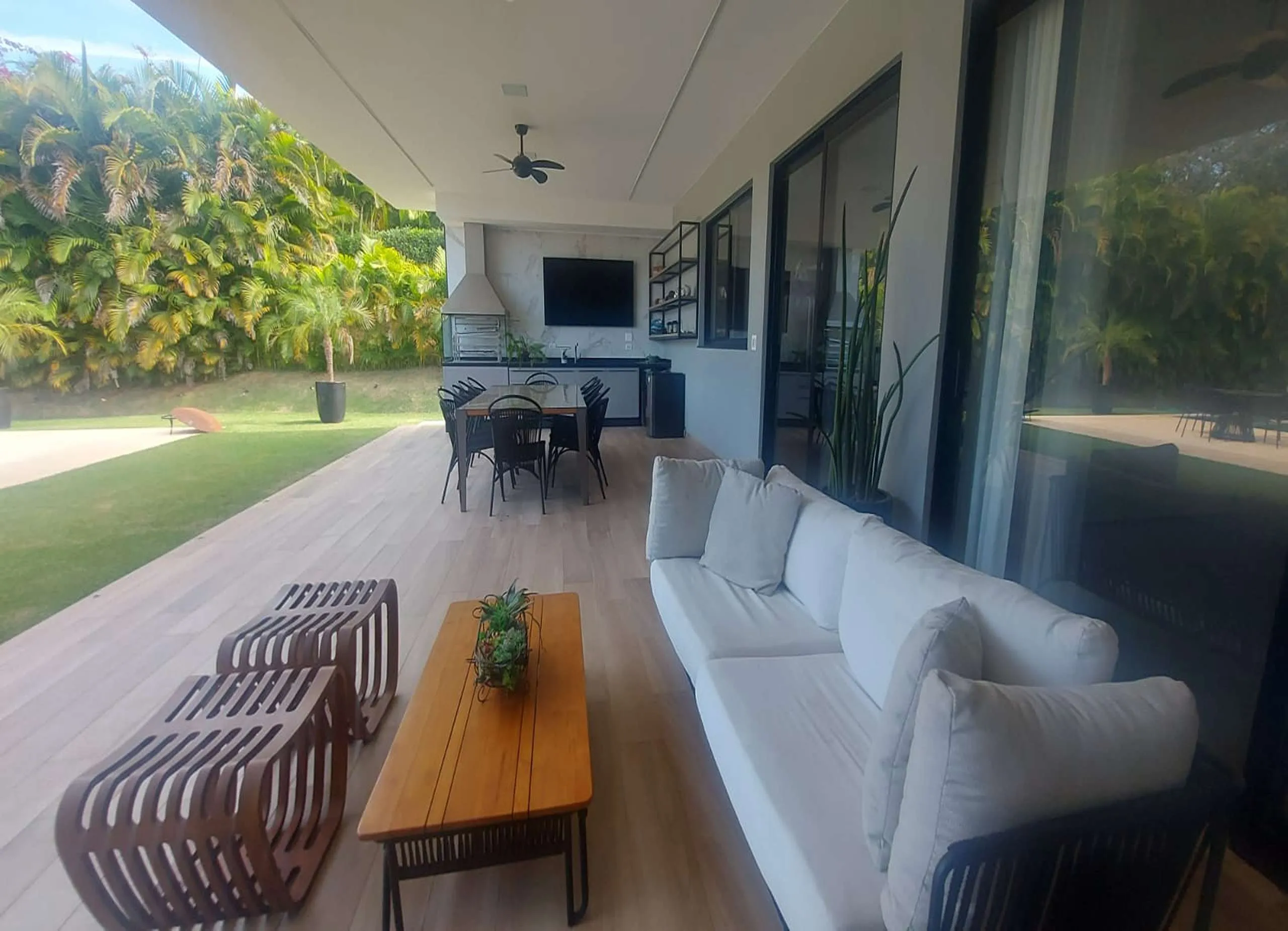 MS-Zappa-Sorocaba-Varanda-social-area-gourmet-aberta-para-o-jardim-e-piscina.-3