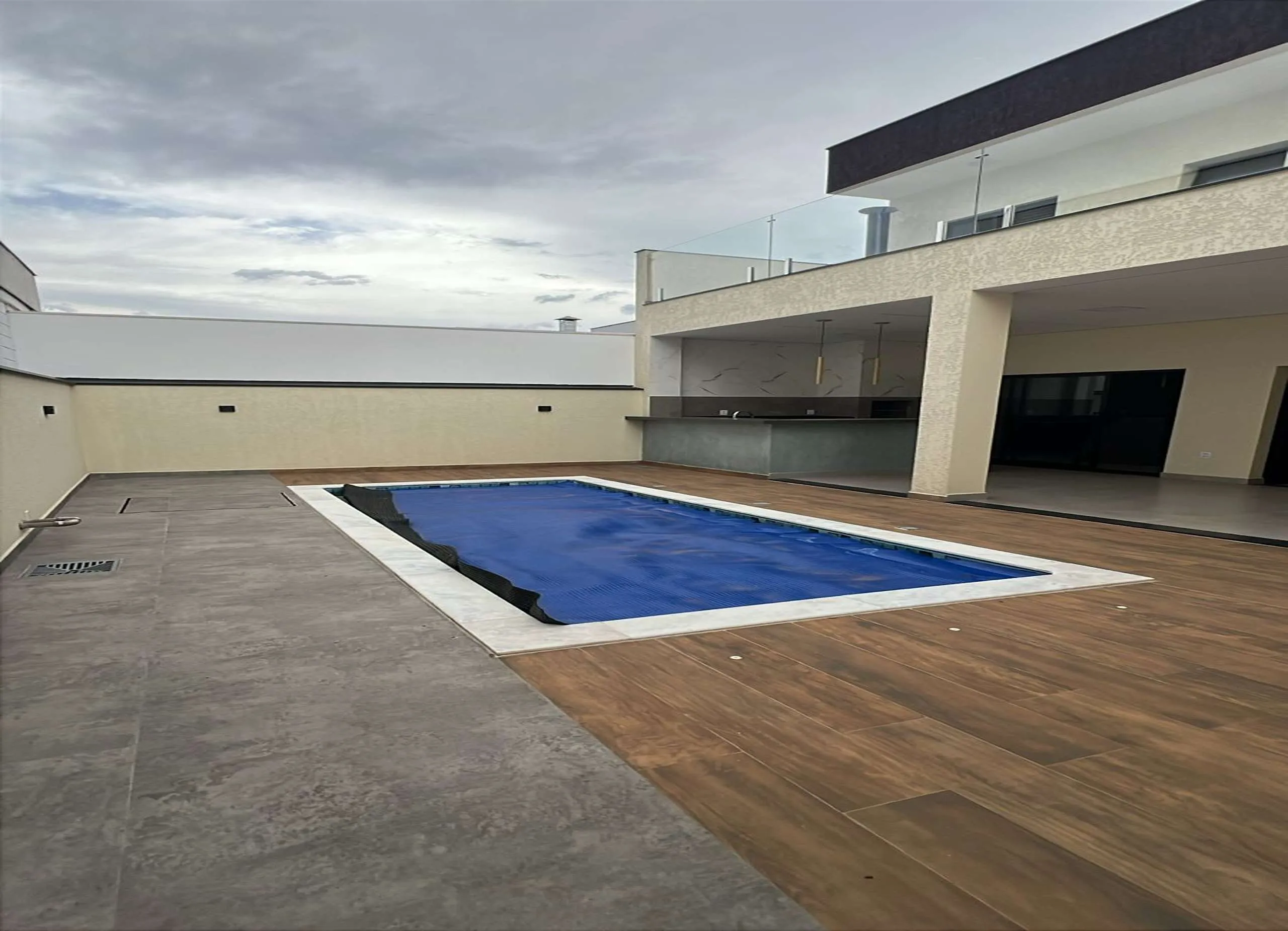 MS-Zappa-Sorocaba-Area-da-piscina-com-deck-amadeirado-e-revestimento-premium