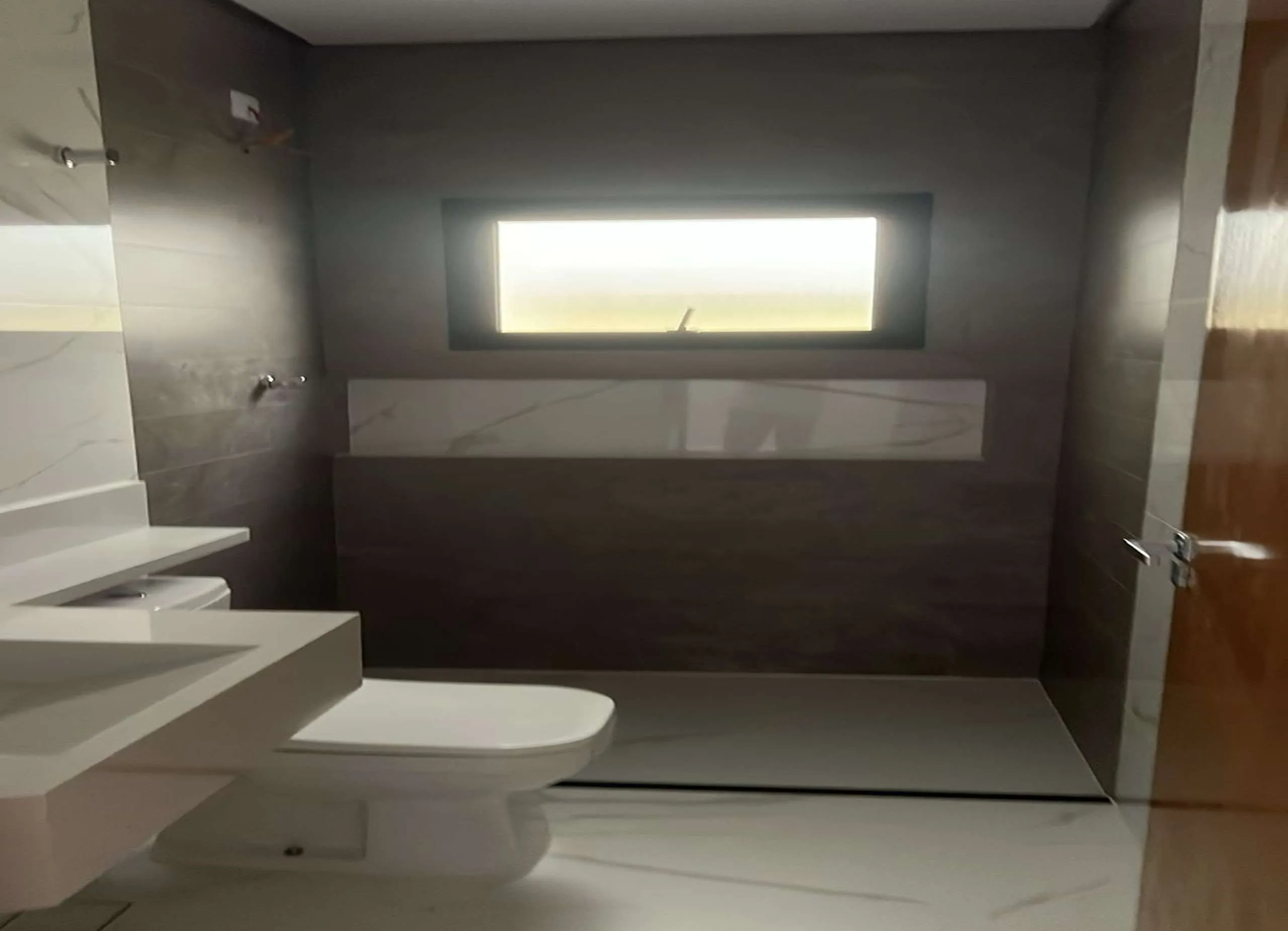 MS-Zappa-Sorocaba-Banheiro-clean-com-porcelanato-marmorizado-e-nicho-moderno