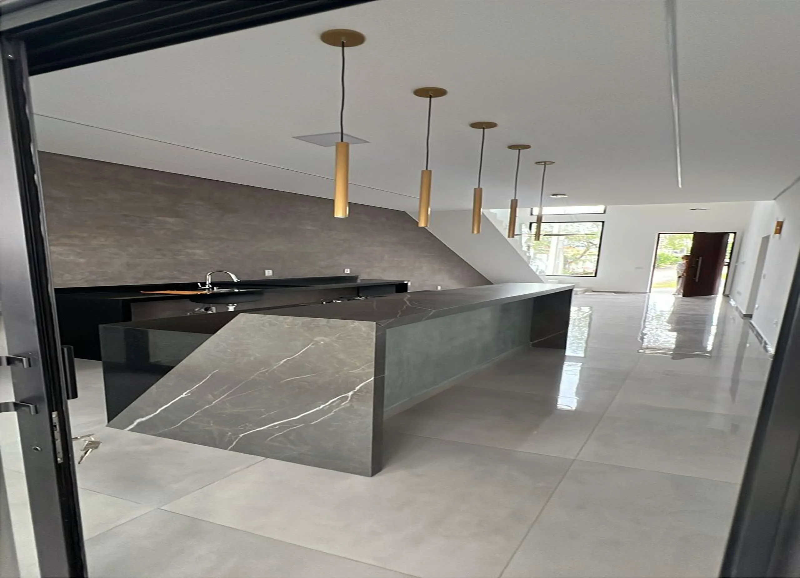 MS-Zappa-Sorocaba-Cozinha-gourmet-com-bancada-extensa-e-pendentes-dourados