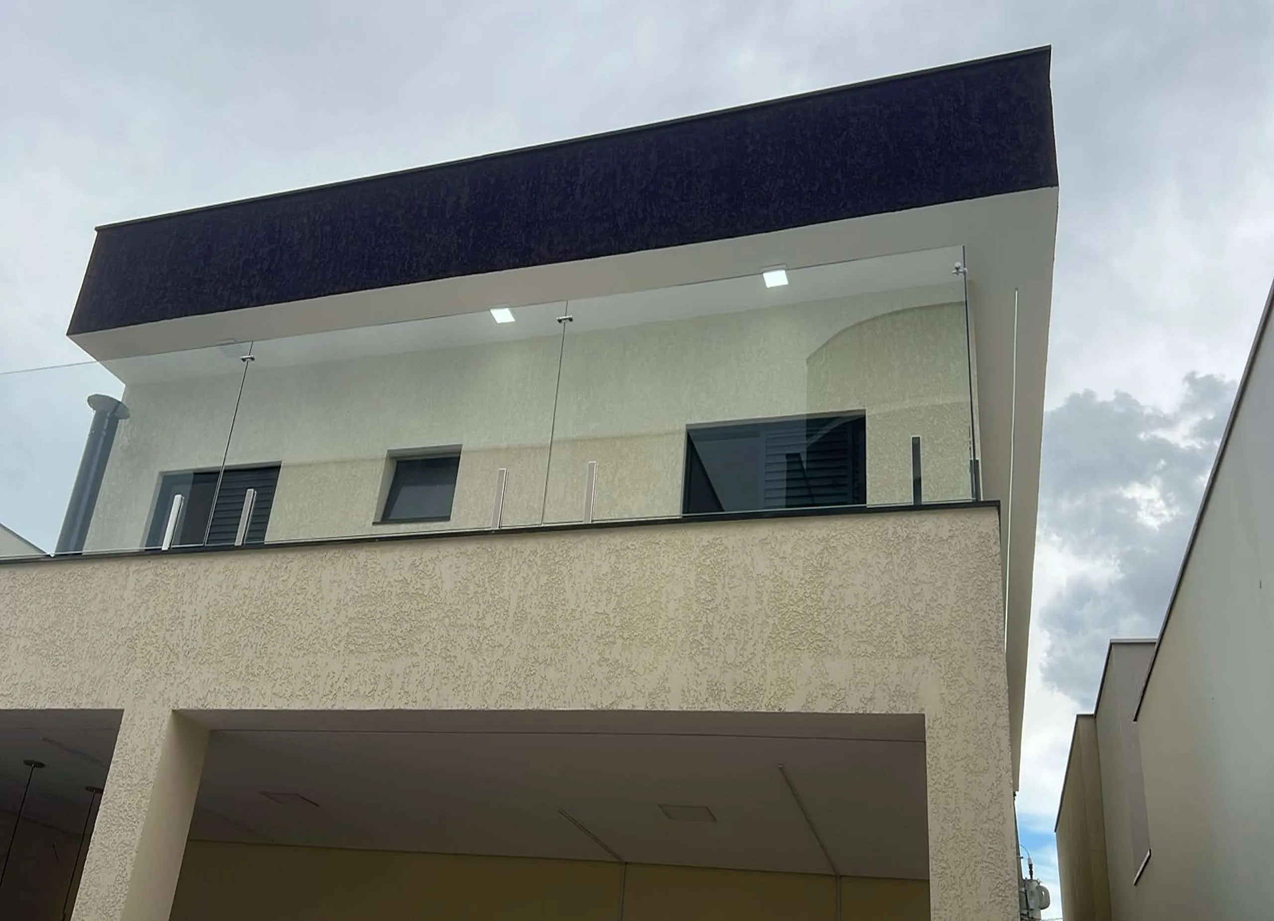 MS-Zappa-Sorocaba-Varanda-com-guarda‑corpo-em-vidro-e-visual-urbano